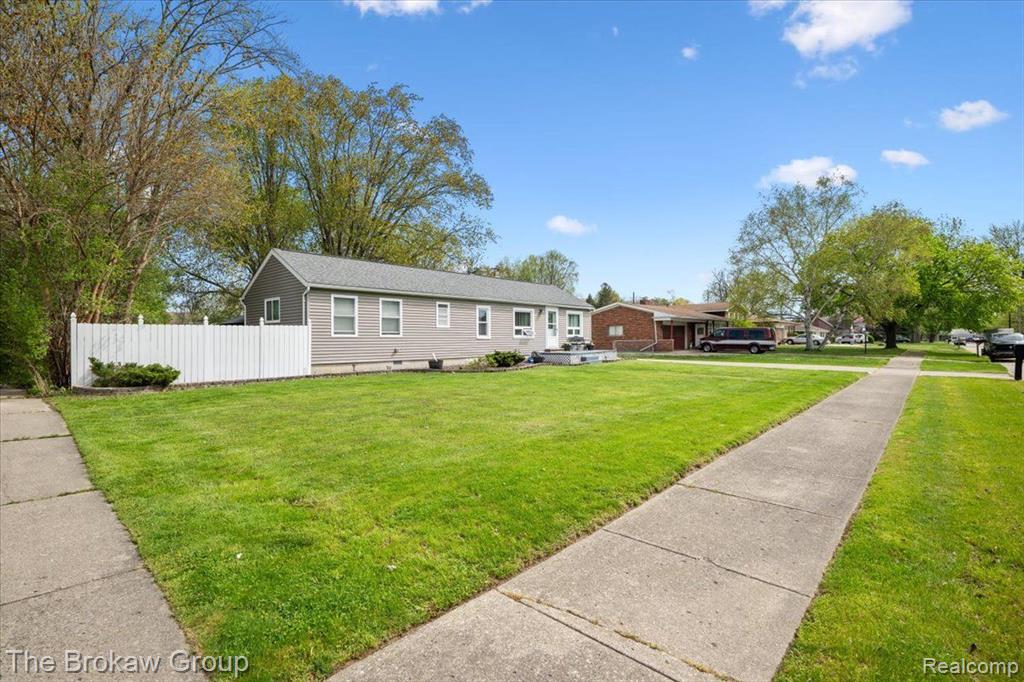 4145 HILLCREST Drive, Warren, MI 48092 — Photo 3