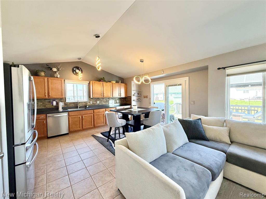 8205 Peninsula Circle, Grand Blanc, MI 48439 — Photo 14