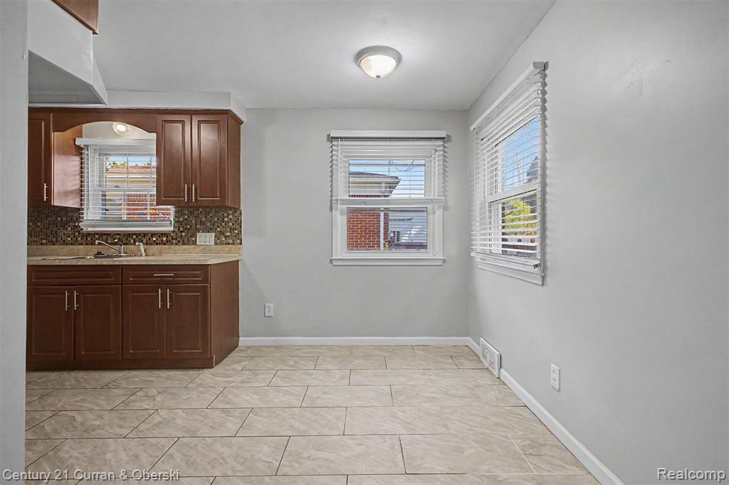 8212 GLENGARY Street, Dearborn Heights, MI 48127 — Photo 19