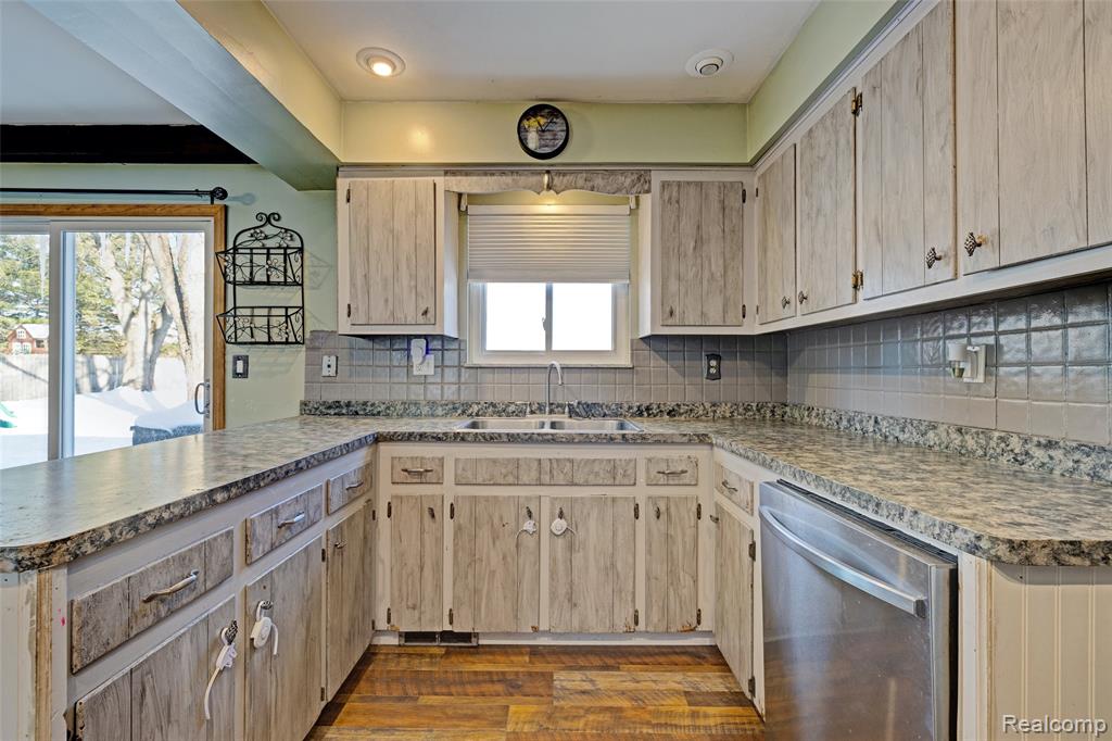 4380 Baza, Leonard, MI 48367 — Photo 12