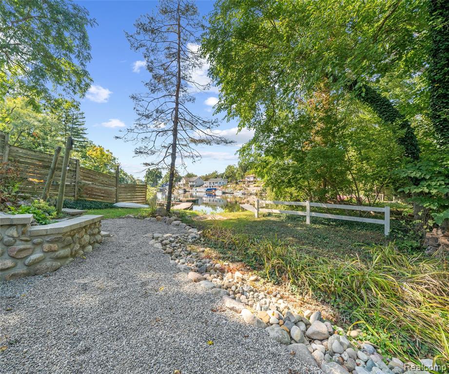 11252 Hiland Court, Pinckney, MI 48169 — Photo 16