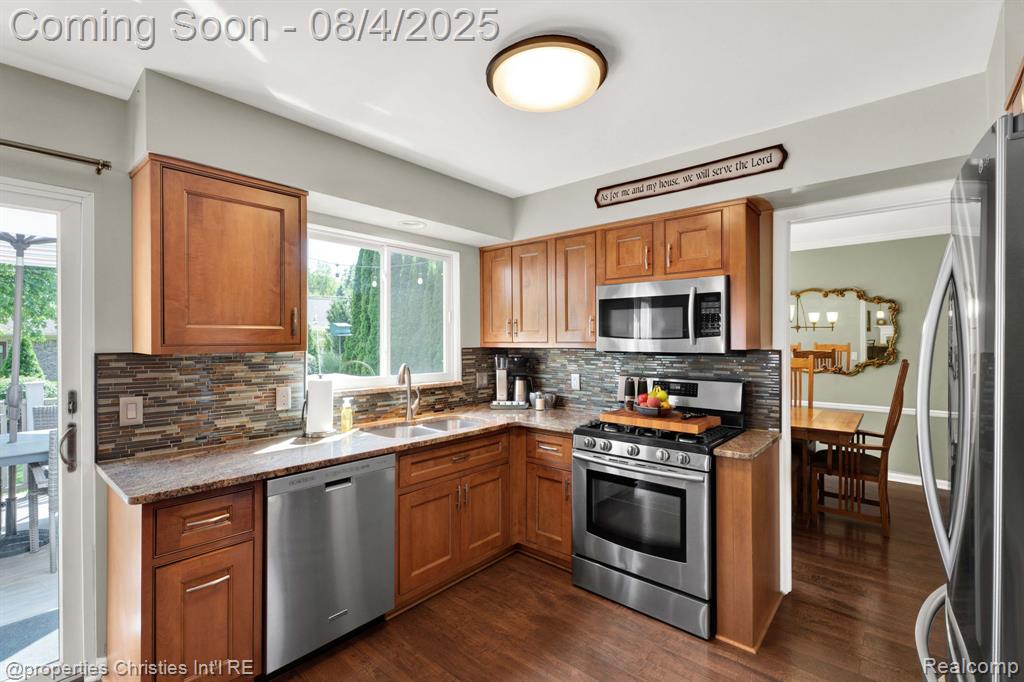 642 Whitney Drive, Rochester Hills, MI 48307 — Photo 10