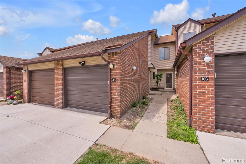 6689 Ridgefield Circle, 203, West Bloomfield, MI — Photo 3