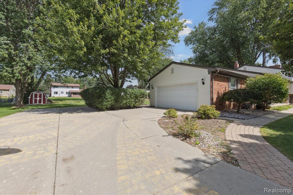 6233 Golfview Drive, Burton, MI 48509 — Photo 47