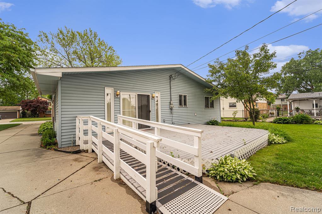 8231 Doncaster Drive, Sterling Heights, MI 48312 — Photo 33