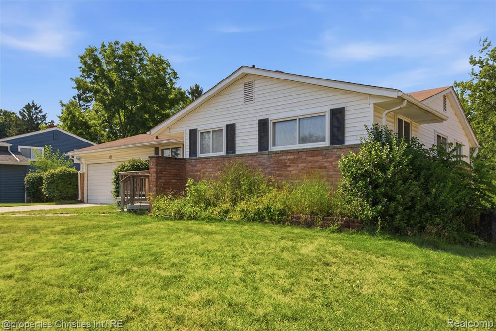 594 Provincetown Road, Auburn Hills, MI 48326 — front exterior