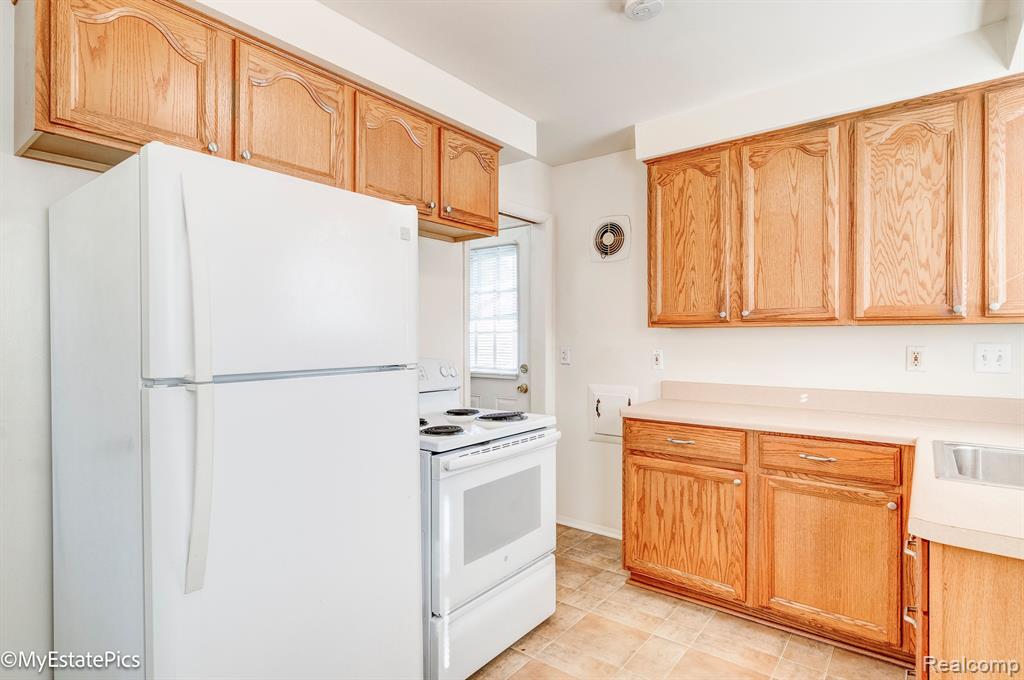 8242 RICKIE Lane, Westland, MI — Photo 10