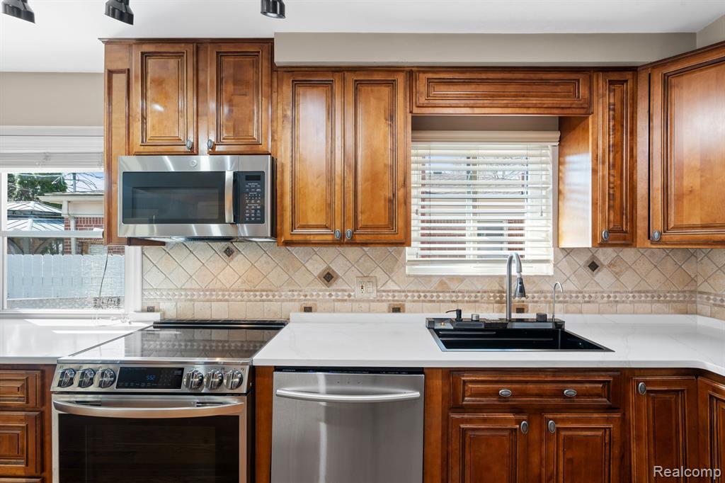 8540 ARNOLD Street, Dearborn Heights, MI 48127 — Photo 13