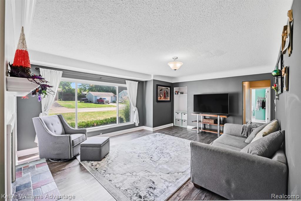 671 E Crest Lane, South Lyon, MI 48178 — Photo 8