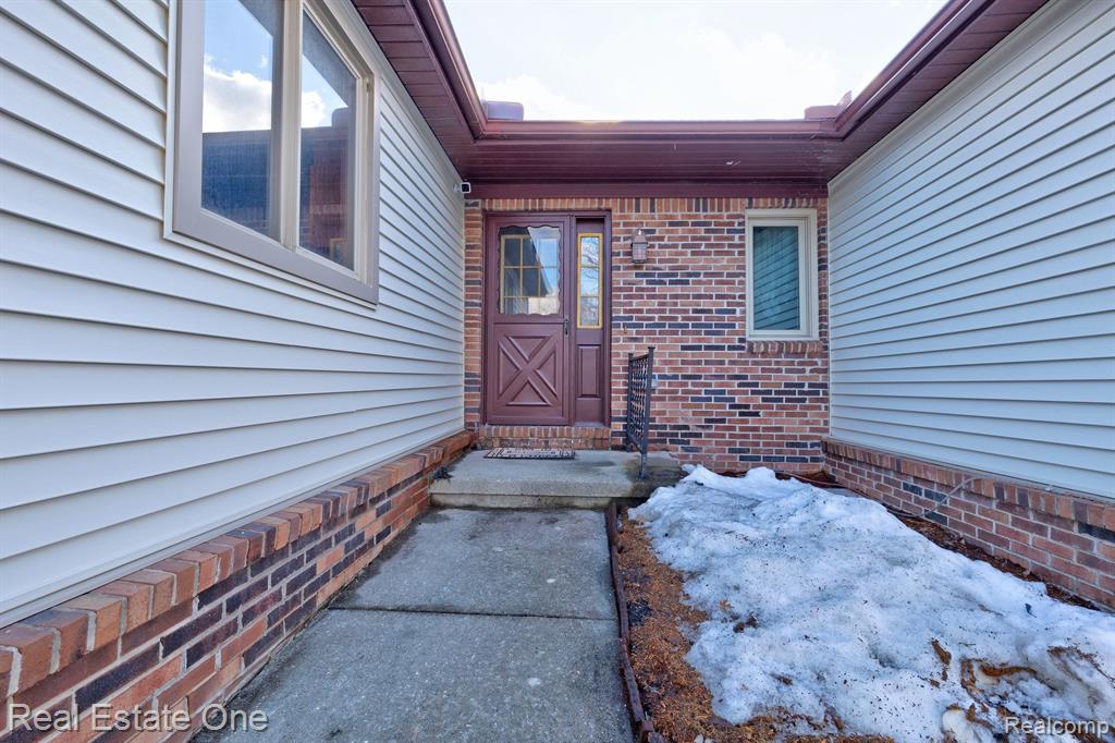 9045 E BLUEWATER Drive, Clarkston, MI 48348 — Photo 2