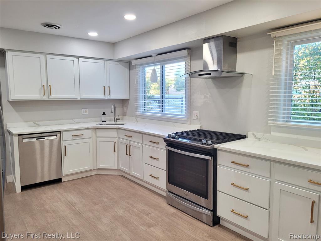 14710 Loretta Place, Oak Park, MI 48237 — Photo 7