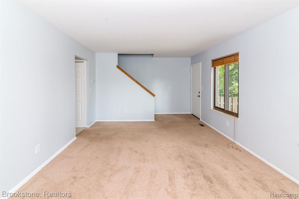 8352 LAKEVIEW Drive, Ypsilanti, MI 48198 — Photo 8