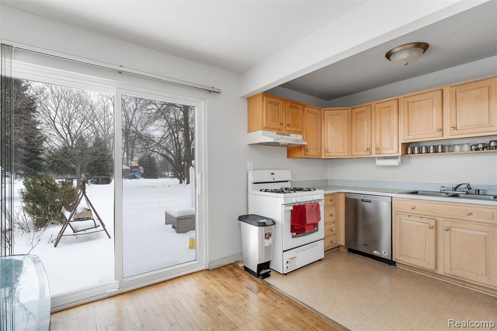 45704 Kensington St, Utica, MI 48317 — Photo 5