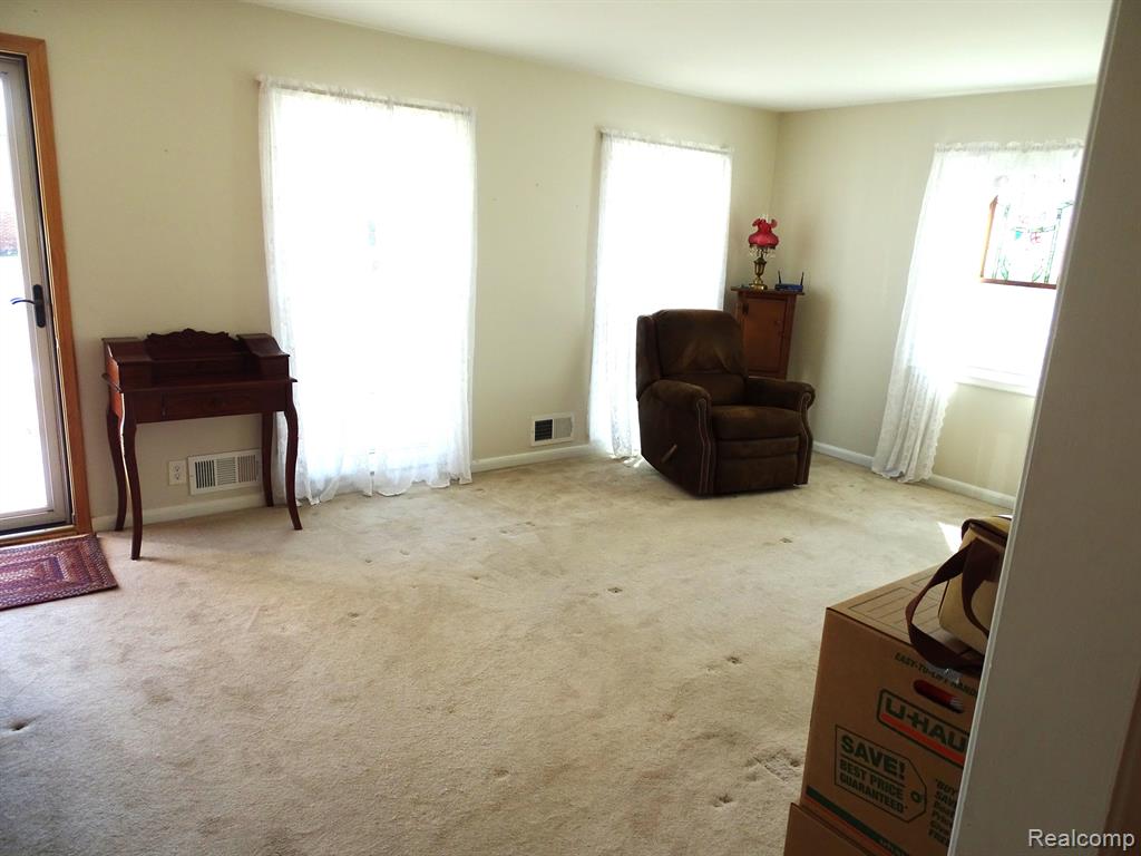5232 GREENLEAF Drive, Swartz Creek, MI 48473 — Photo 6