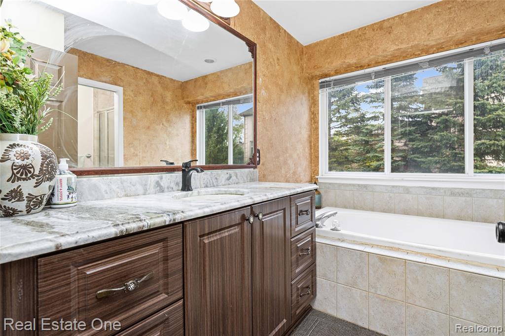 7295 W Maple Road, West Bloomfield, MI — Photo 17