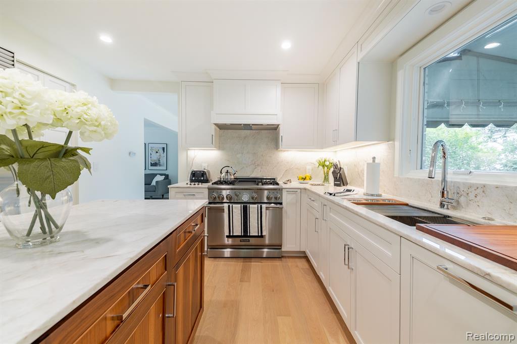 655 CANTERBURY Road, Grosse Pointe Woods, MI 48236 — Photo 18
