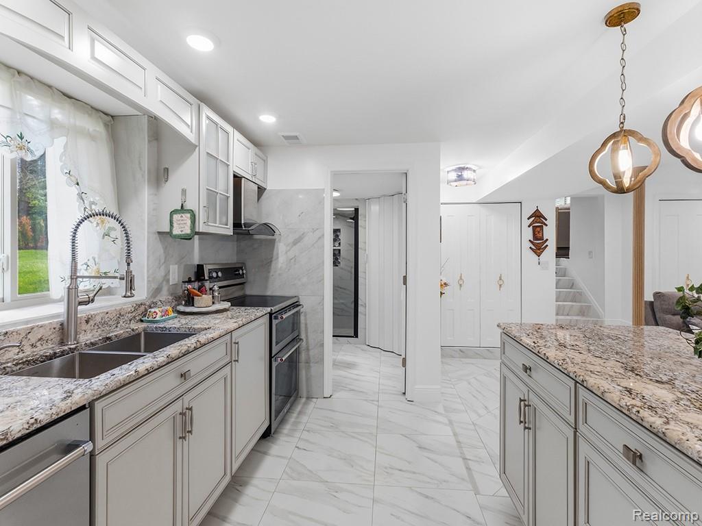 17361 W OUTER Drive, Dearborn Heights, MI 48127 — Photo 42