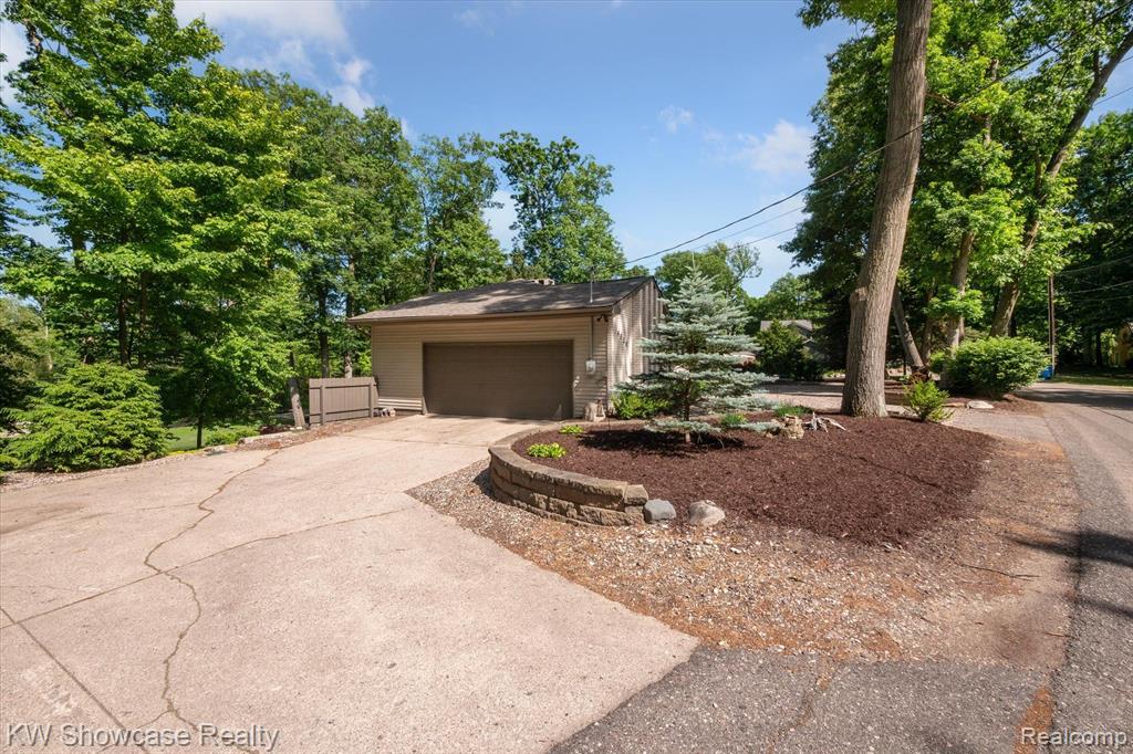 4020 Watuga Street, Commerce Twp, MI 48390 — Photo 4