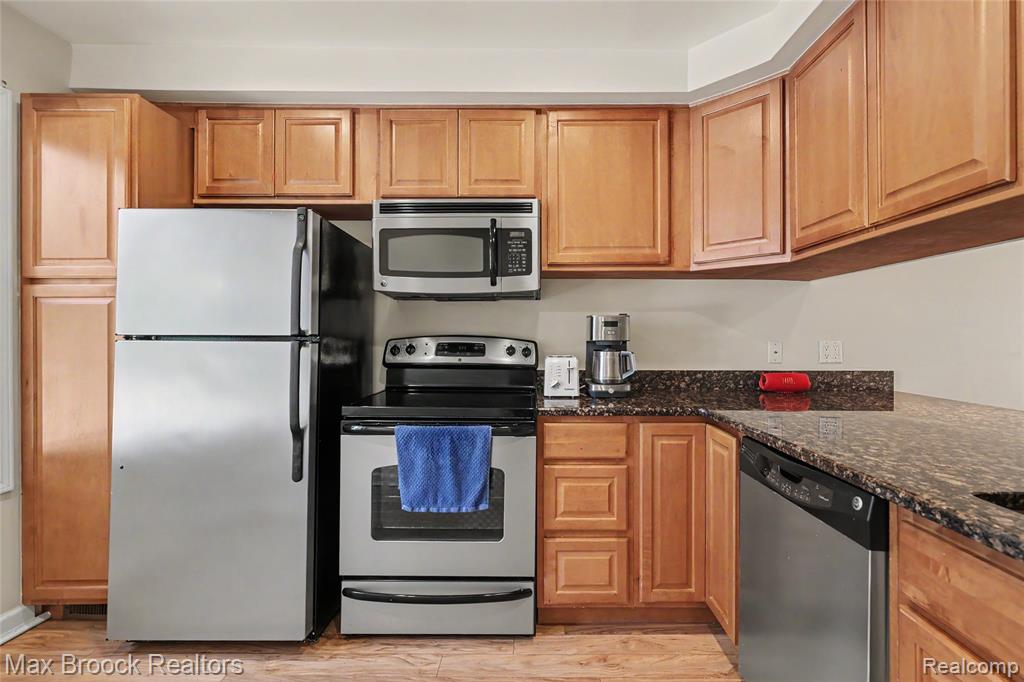 1669 Wimbledon Drive, Walled Lake, MI 48390 — Photo 18