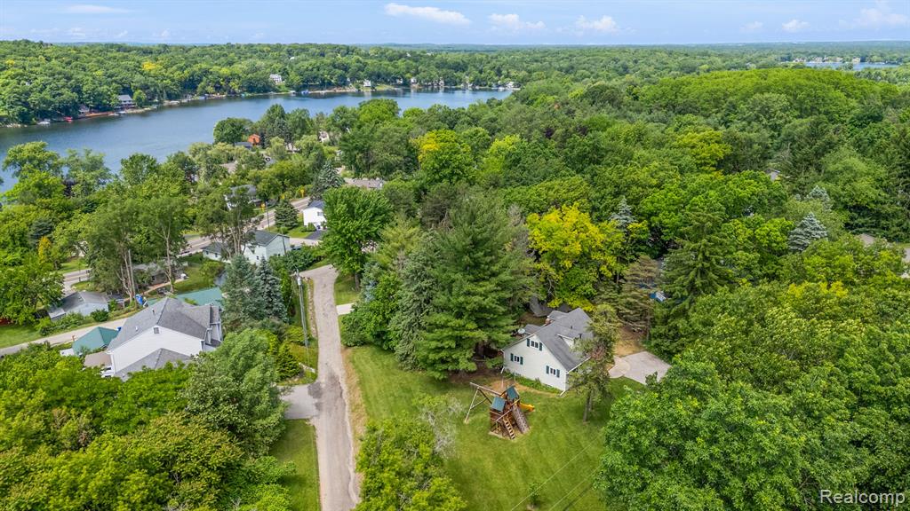 8110 W CIRCLE Drive, Clarkston, MI 48348 — Photo 44