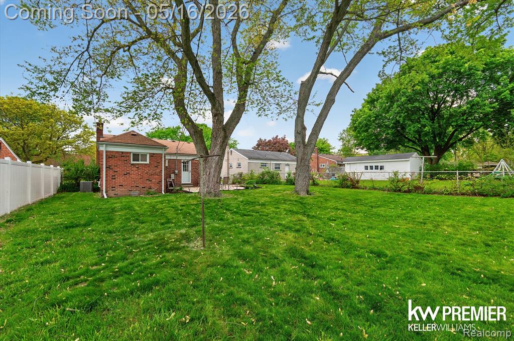 23260 Oneida Street, Oak Park, MI 48237 — Photo 24