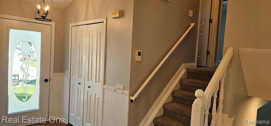 961 Abbey Lane, Milford, MI 48381 — Photo 2