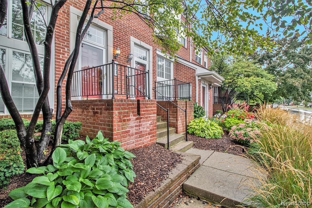 131 W KENILWORTH Avenue, Royal Oak, MI 48067 — Photo 2