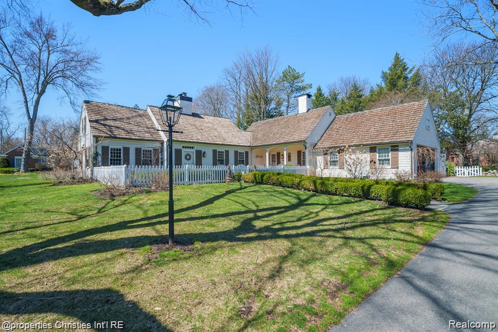 6050 W Surrey Road, Bloomfield Hills, MI 48301 — front exterior