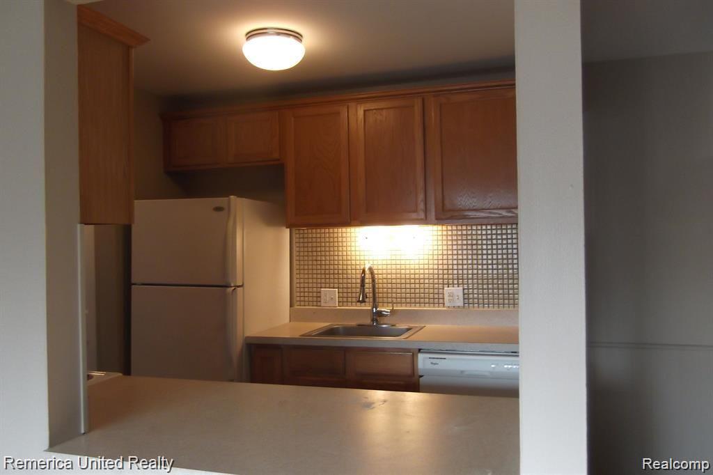 7020 VILLA Drive, Waterford, MI 48327 — Photo 4