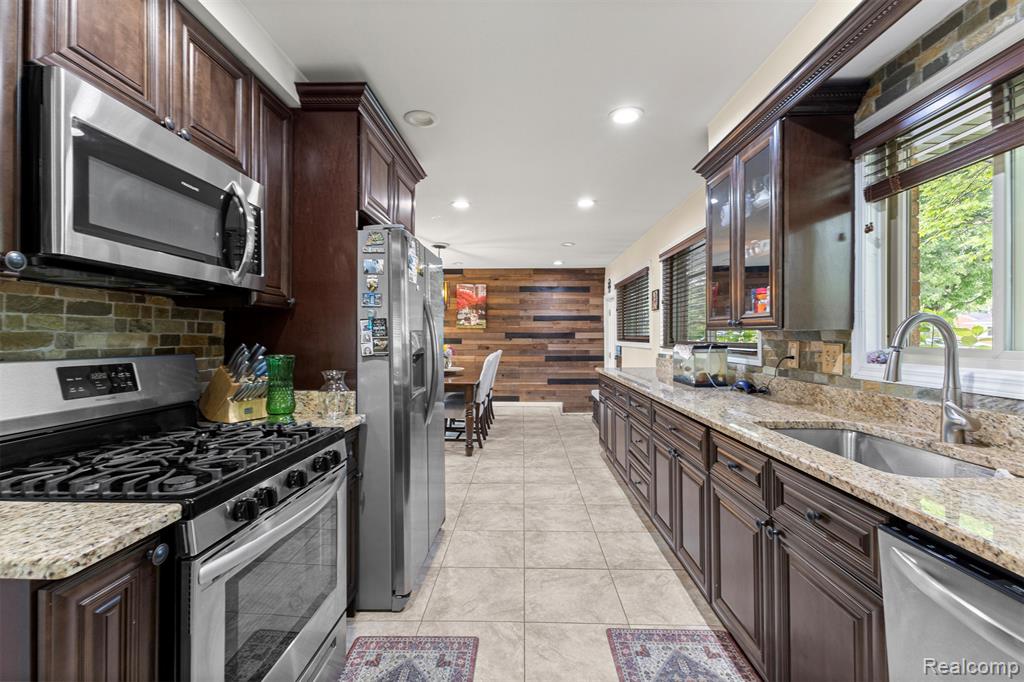 8570 Rockland Street, Dearborn Heights, MI 48127 — Photo 17