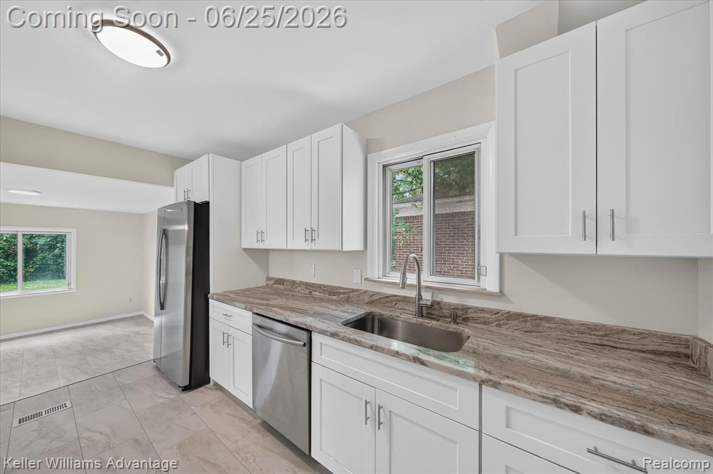 21681 Sussex Street, Oak Park, MI 48237 — Photo 11