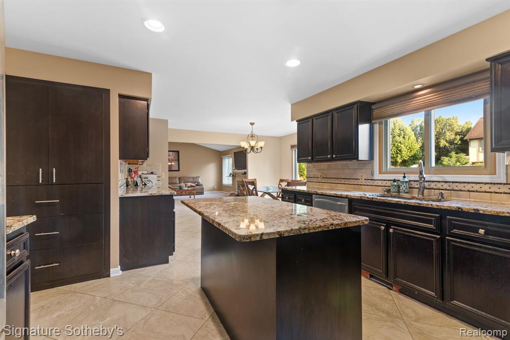 6710 WESTPOINTE Drive, Troy, MI 48085 — Photo 11