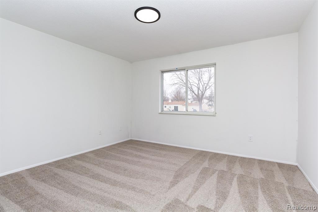 5273 HIGHLAND Road, Waterford, MI 48327 — Photo 11