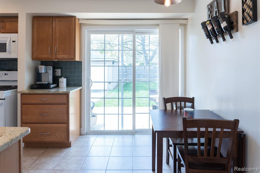 9611 ROSELAND Street, Livonia, MI 48150 — Photo 9