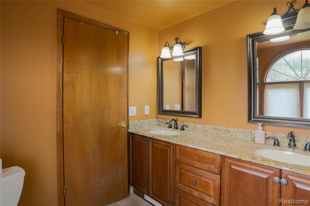 810 Box Canyon Court, Rochester Hills, MI 48309 — Photo 36