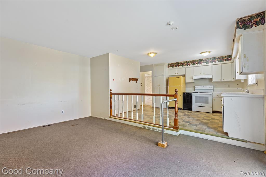 22048 Hampton Court, Woodhaven, MI 48183 — Photo 12