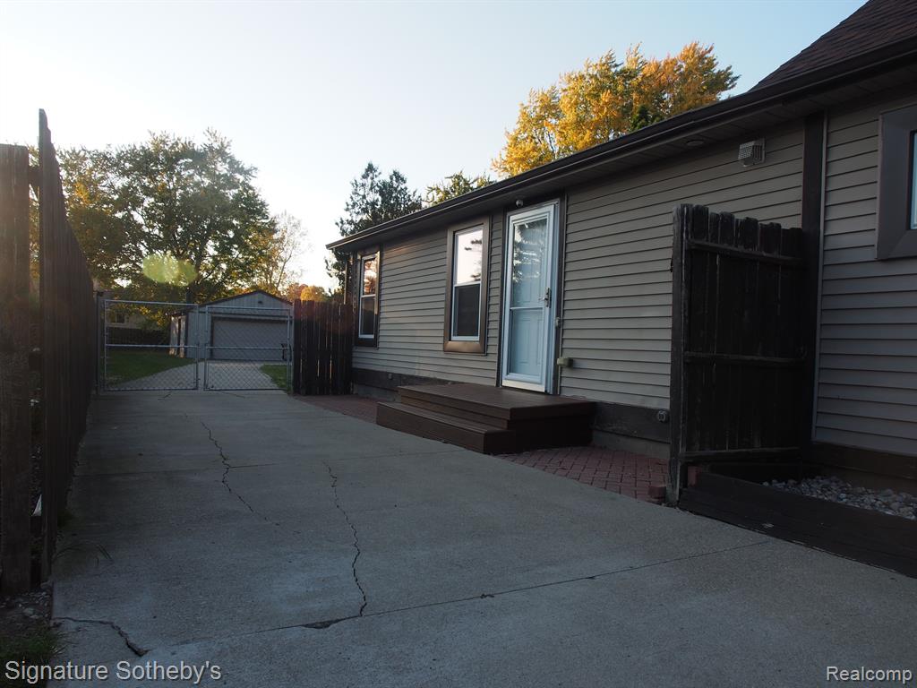 443 MARION Avenue, Waterford, MI 48328 — Photo 2