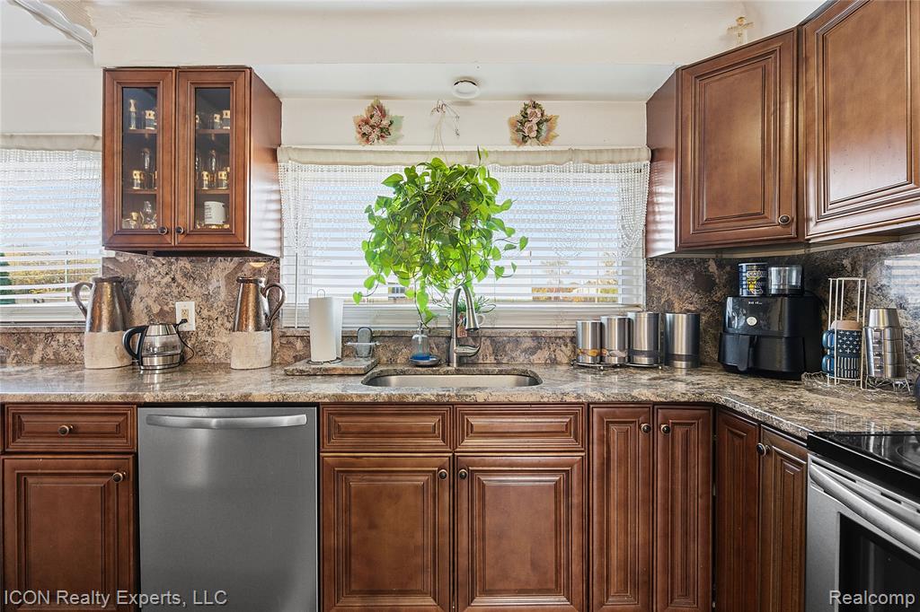 5072 15 Mile Road, Sterling Heights, MI 48310 — Photo 5