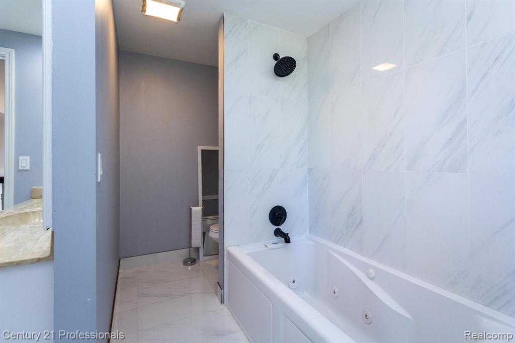9418 Oakmont Drive, Grand Blanc, MI 48439 — Photo 35
