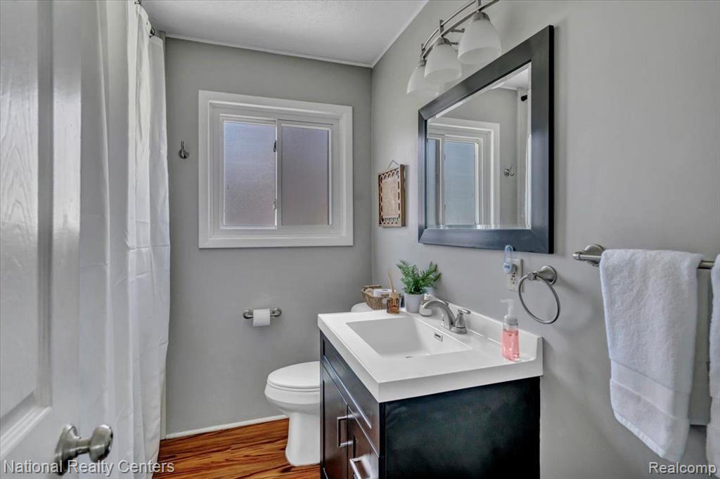 6823 SALINE Drive, Waterford, MI 48329 — Photo 16