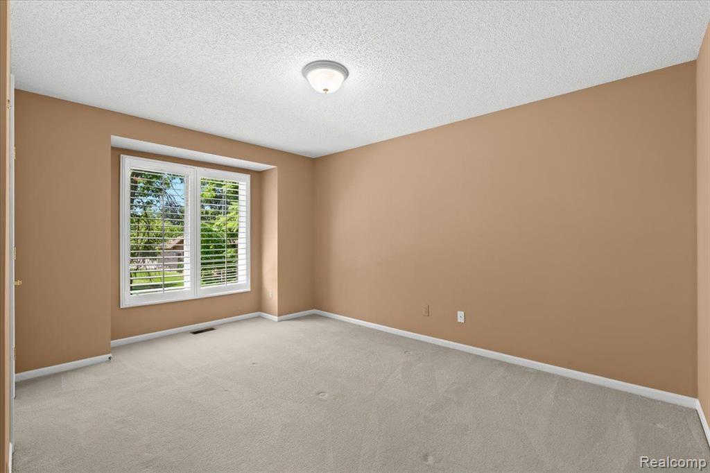 35535 LONE PINE Lane, Farmington Hills, MI 48335 — Photo 23