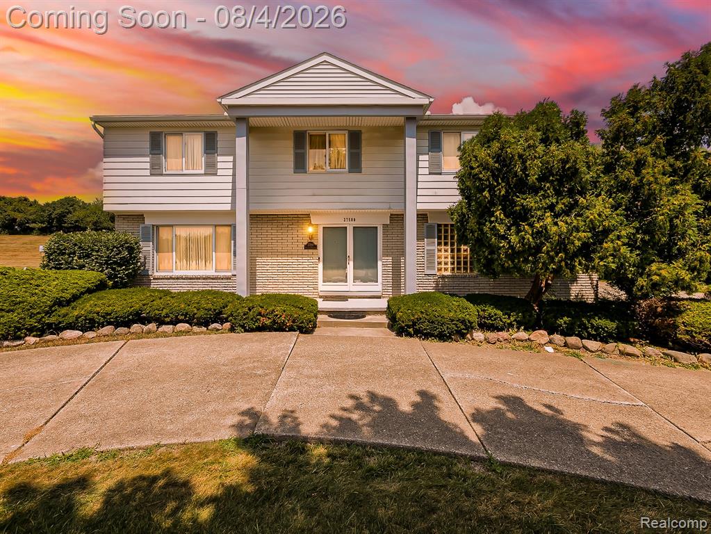 27580 Westcott Crescent Circle, Farmington, MI 48334