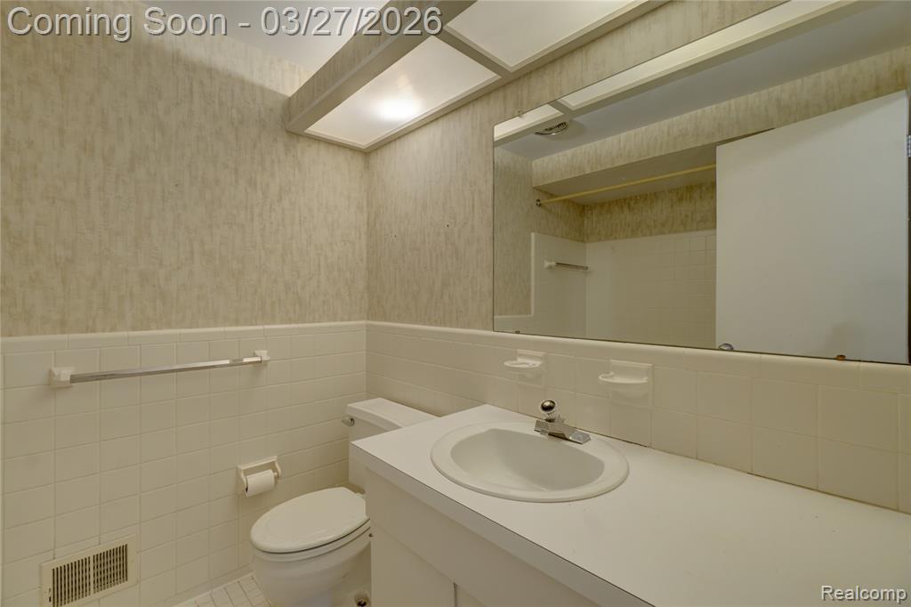 6974 Woodside Trail, West Bloomfield, MI — Photo 13