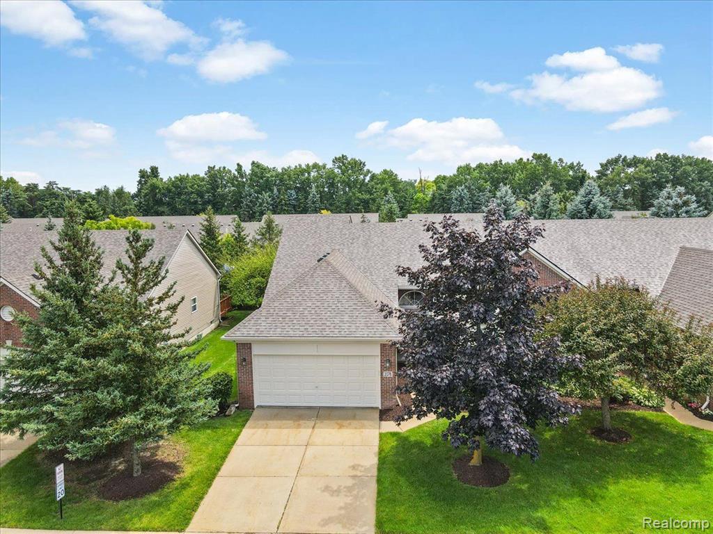 2076 RED MAPLE Lane, Commerce Twp, MI 48390 — Photo 31