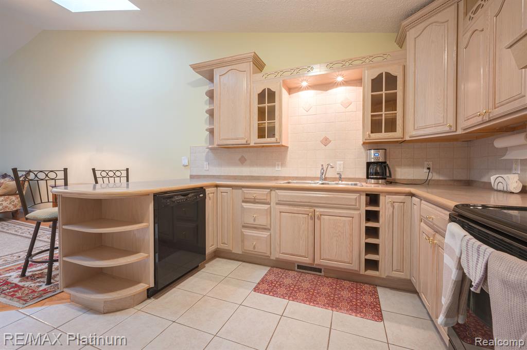 7567 Radcliffe, 55, Brighton, MI 48114 — Photo 13