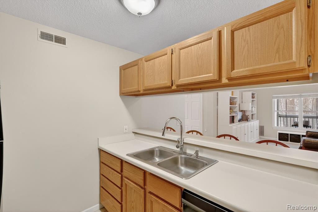 613 Curzon Court, 203, Howell, MI 48843 — Photo 8