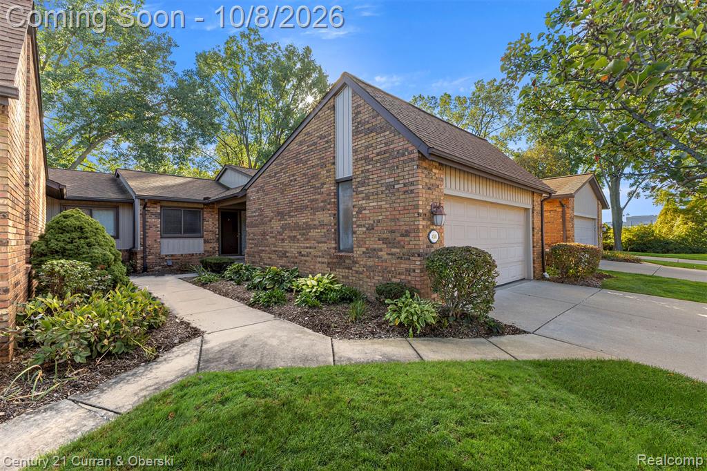 4588 Laurel Club Circle, West Bloomfield, MI 48323
