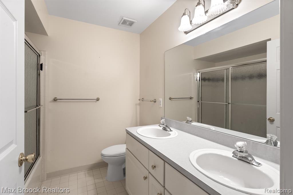 55222 BOARDWALK Drive, Shelby Twp, MI 48316 — Photo 14