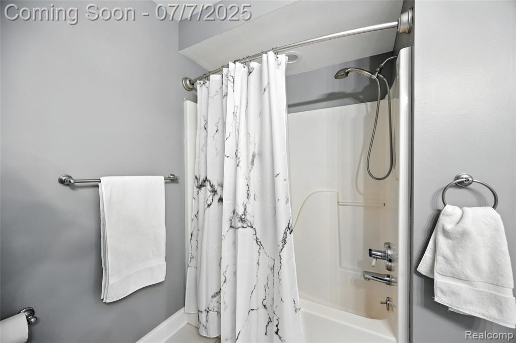 7098 Hickory Hollow Circle, Clarkston, MI 48348 — Photo 39