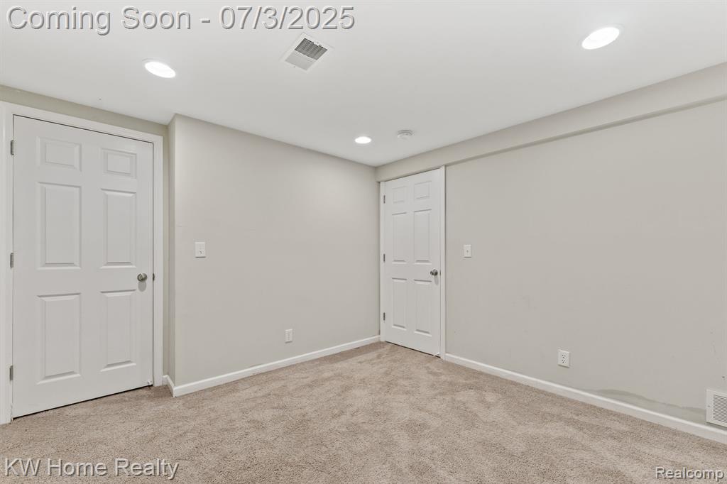 5575 Berkley Drive, Waterford, MI 48327 — Photo 15